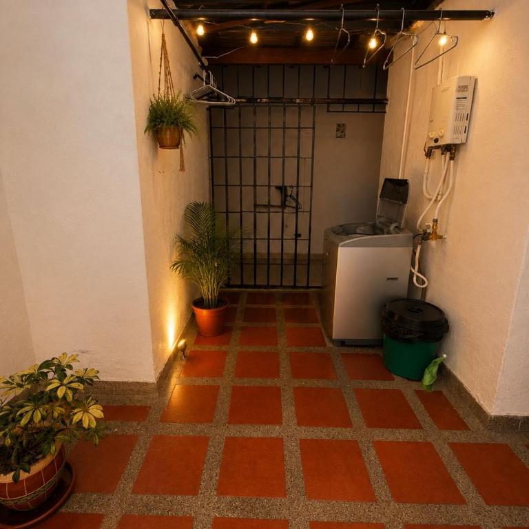 Apartamento amplio para grupos, a pasos del Estadio Atanasio - Laureles - Three-Bedroom Apartment - 19