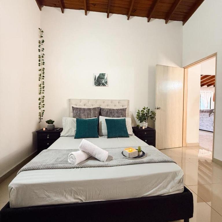 Apartamento amplio para grupos, a pasos del Estadio Atanasio - Laureles - Three-Bedroom Apartment - 22