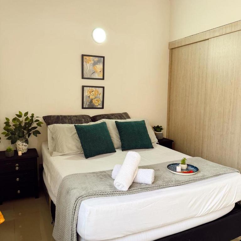 Apartamento amplio para grupos, a pasos del Estadio Atanasio - Laureles - Three-Bedroom Apartment - 26