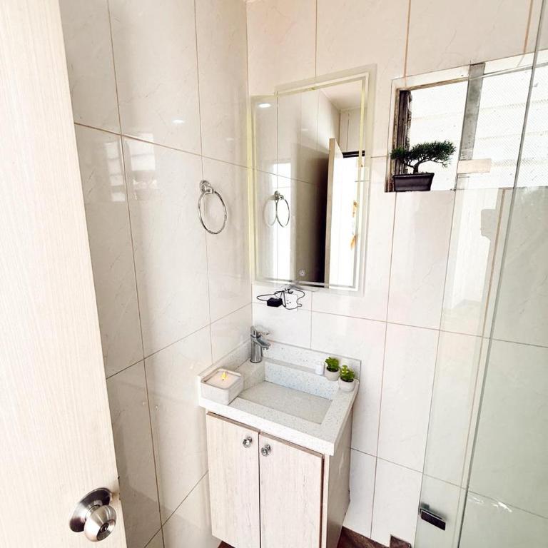 Apartamento amplio para grupos, a pasos del Estadio Atanasio - Laureles - Three-Bedroom Apartment - 27