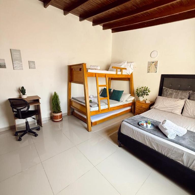 Apartamento amplio para grupos, a pasos del Estadio Atanasio - Laureles - Three-Bedroom Apartment - 33