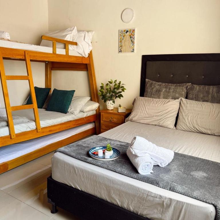 Apartamento amplio para grupos, a pasos del Estadio Atanasio - Laureles - Three-Bedroom Apartment - 40