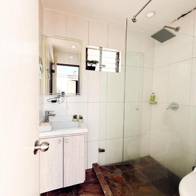 Apartamento amplio para grupos, a pasos del Estadio Atanasio - Laureles - Three-Bedroom Apartment - 41