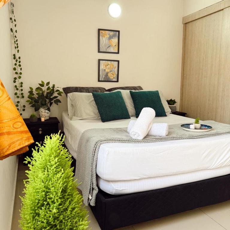 Apartamento amplio para grupos, a pasos del Estadio Atanasio - Laureles - Three-Bedroom Apartment - 46