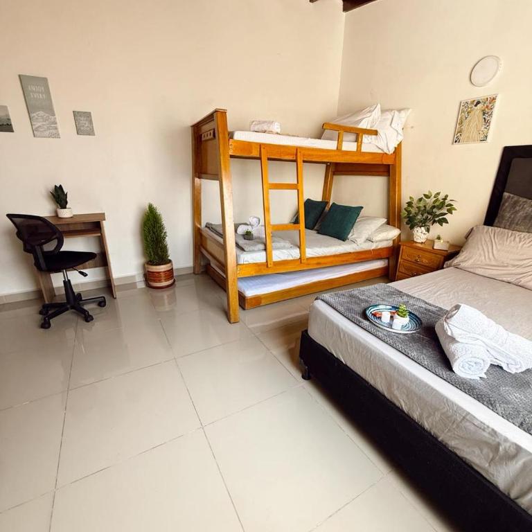 Apartamento amplio para grupos, a pasos del Estadio Atanasio - Laureles - Three-Bedroom Apartment - 51