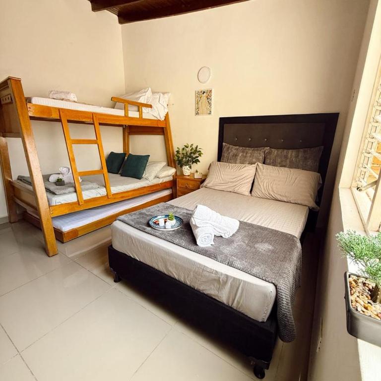 Apartamento amplio para grupos, a pasos del Estadio Atanasio - Laureles - Three-Bedroom Apartment - 52