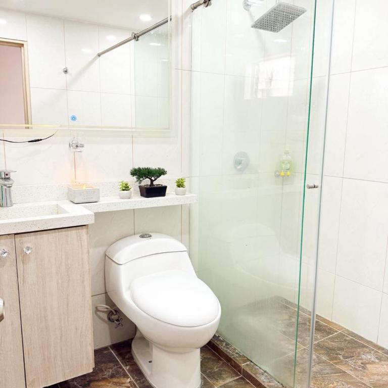 Apartamento amplio para grupos, a pasos del Estadio Atanasio - Laureles - Three-Bedroom Apartment - 54