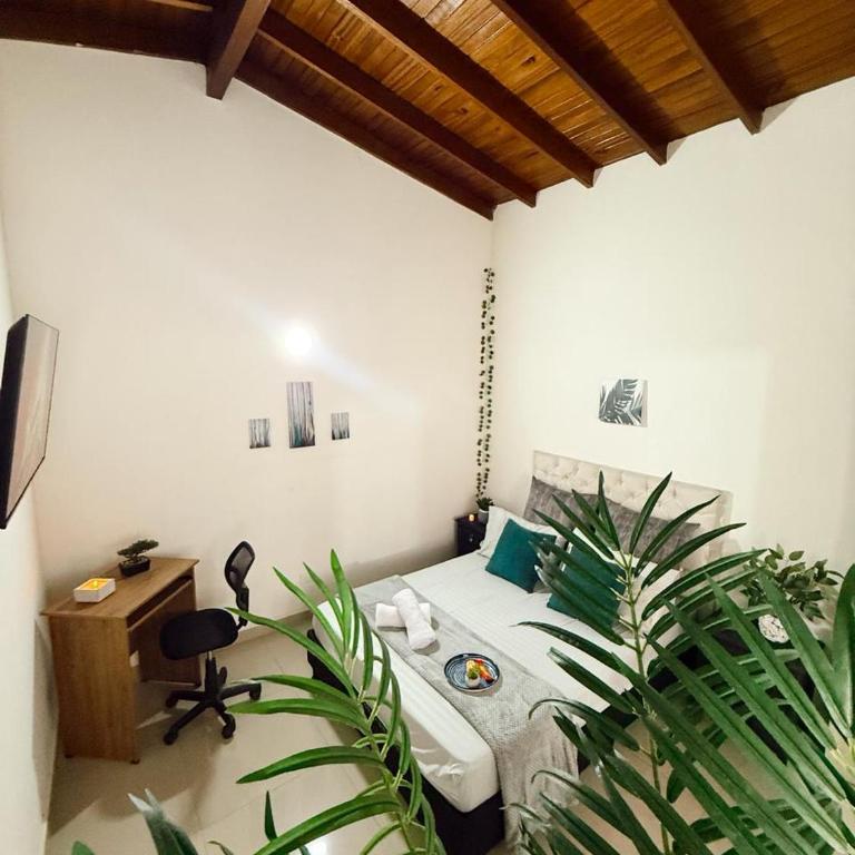 Apartamento amplio para grupos, a pasos del Estadio Atanasio - Laureles - Three-Bedroom Apartment - 55