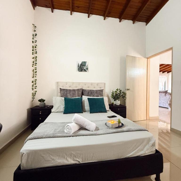 Apartamento amplio para grupos, a pasos del Estadio Atanasio - Laureles - Three-Bedroom Apartment - 56