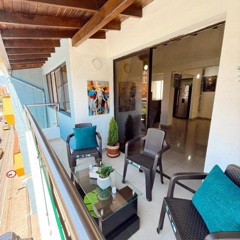 Apartamento amplio para grupos, a pasos del Estadio Atanasio - Laureles - Three-Bedroom Apartment - 58