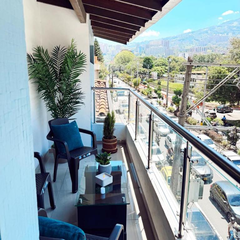 Apartamento amplio para grupos, a pasos del Estadio Atanasio - Laureles - Three-Bedroom Apartment - 60