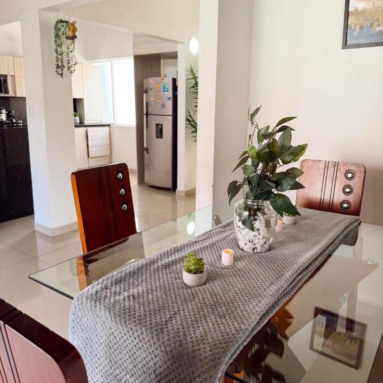 Apartamento amplio para grupos, a pasos del Estadio Atanasio - Laureles - Three-Bedroom Apartment - 63
