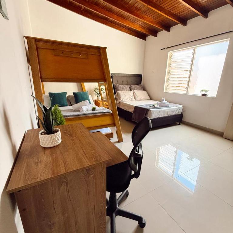 Apartamento amplio para grupos, a pasos del Estadio Atanasio - Laureles - Three-Bedroom Apartment - 65