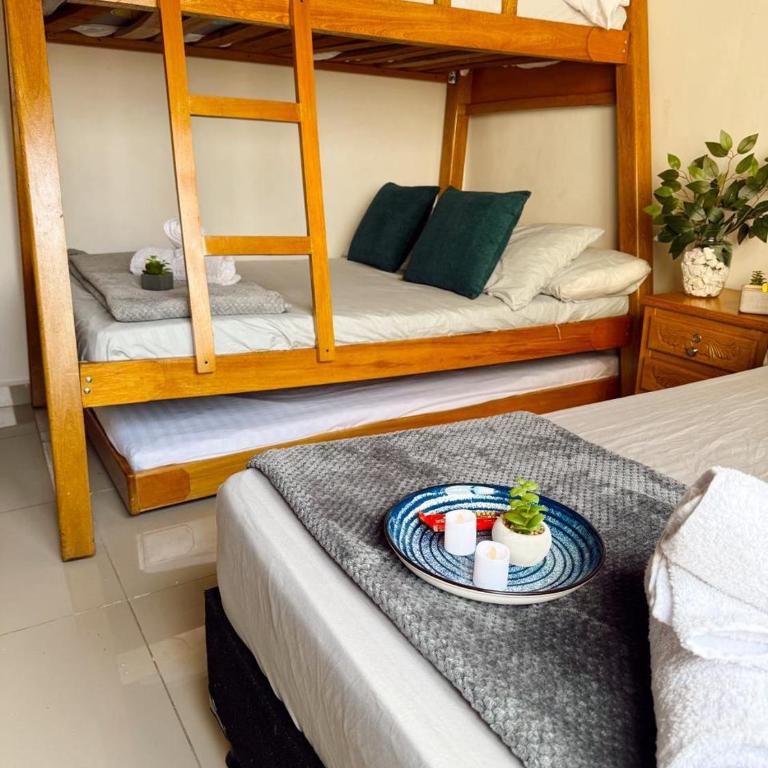 Apartamento amplio para grupos, a pasos del Estadio Atanasio - Laureles - Three-Bedroom Apartment - 68