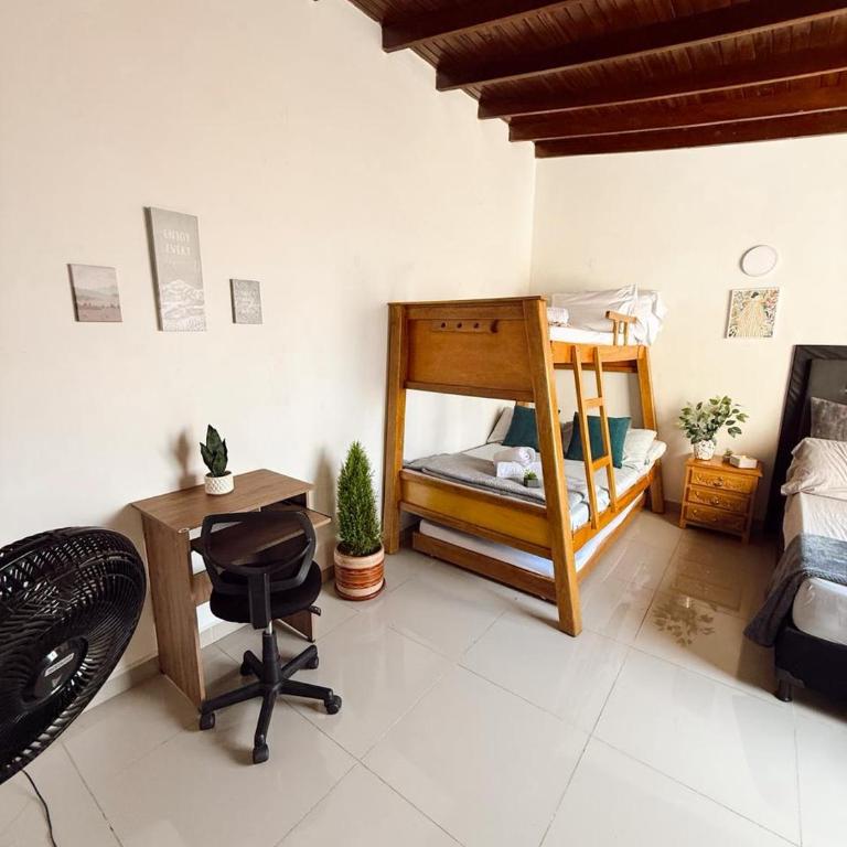 Apartamento amplio para grupos, a pasos del Estadio Atanasio - Laureles - Three-Bedroom Apartment - 69