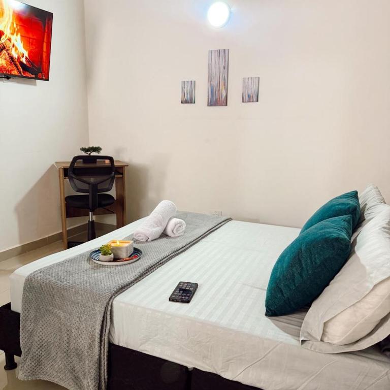 Apartamento amplio para grupos, a pasos del Estadio Atanasio - Laureles - Three-Bedroom Apartment - 70