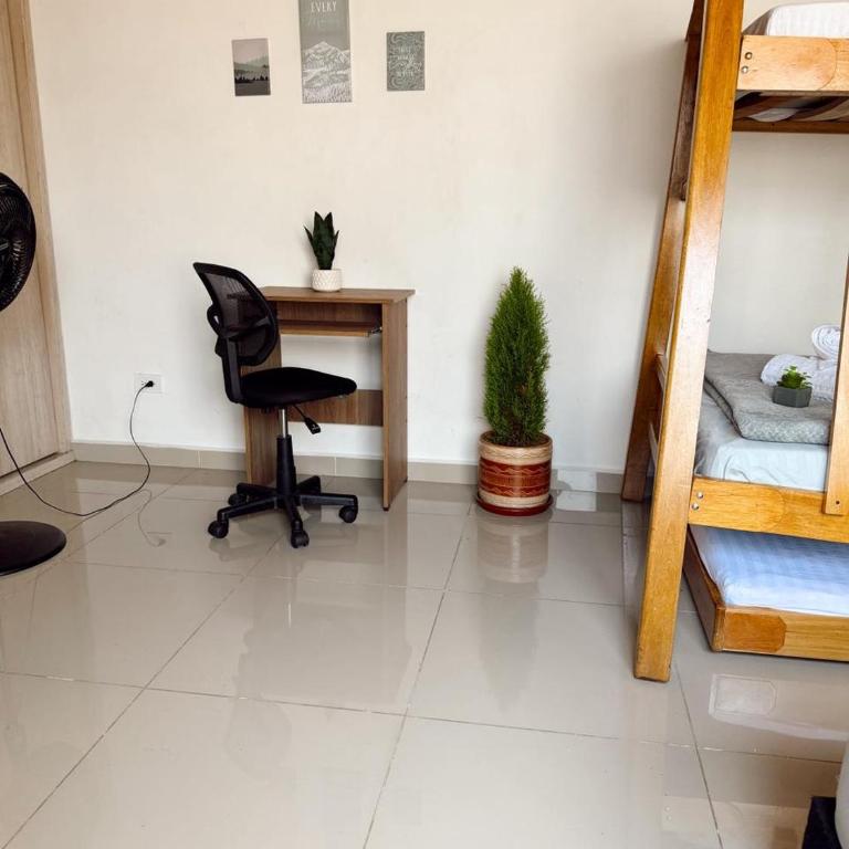 Apartamento amplio para grupos, a pasos del Estadio Atanasio - Laureles - Three-Bedroom Apartment - 71