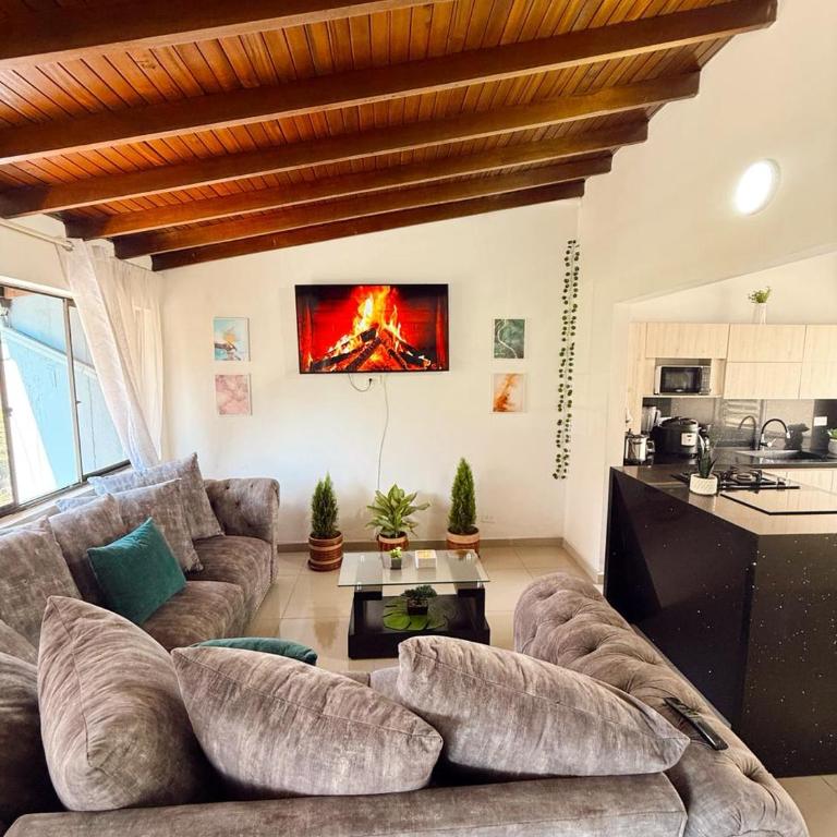 Apartamento amplio para grupos, a pasos del Estadio Atanasio - Laureles - Three-Bedroom Apartment - 74