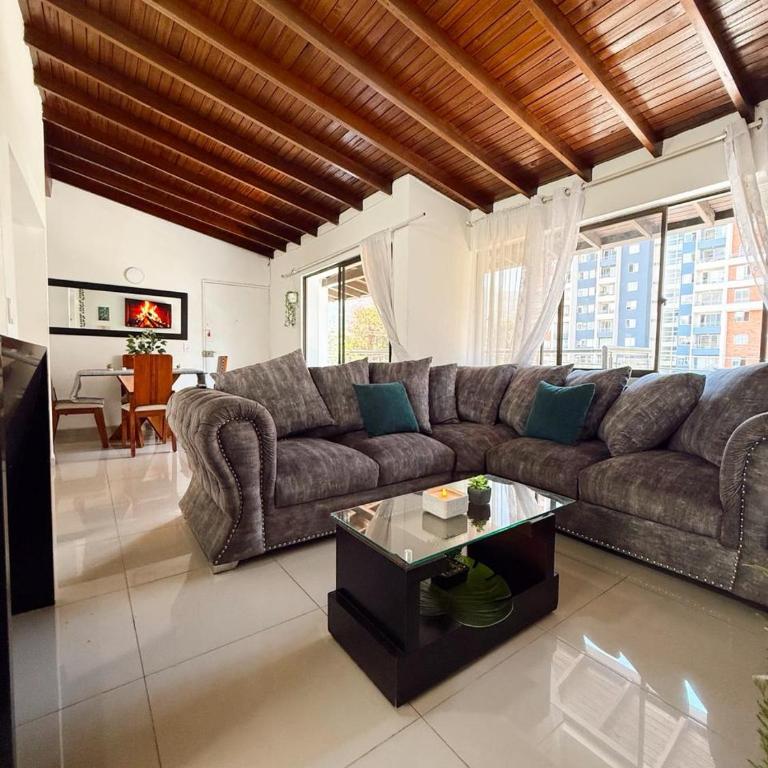 Apartamento amplio para grupos, a pasos del Estadio Atanasio - Laureles - Three-Bedroom Apartment - 75