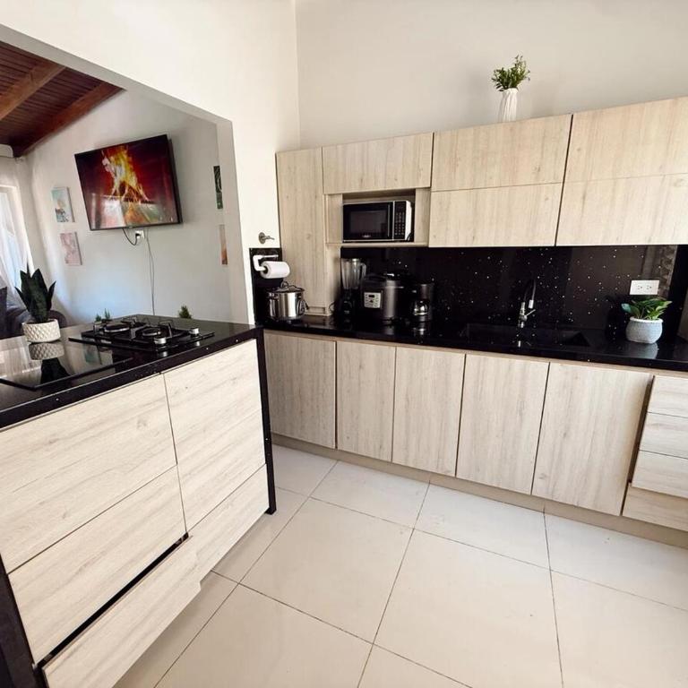 Apartamento amplio para grupos, a pasos del Estadio Atanasio - Laureles - Three-Bedroom Apartment - 76
