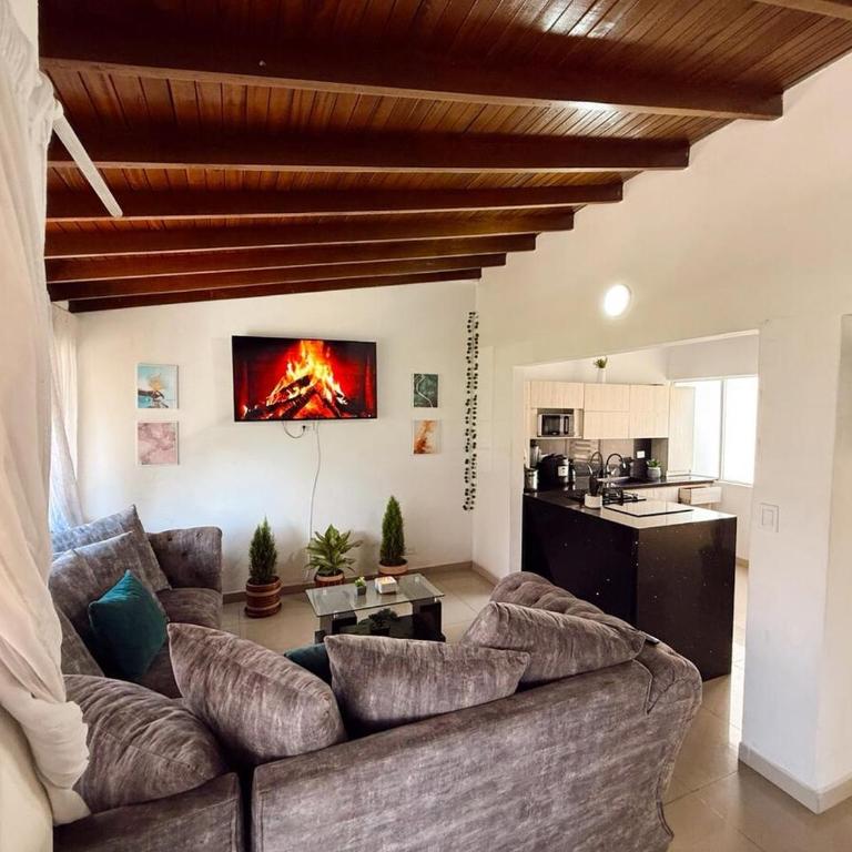 Apartamento amplio para grupos, a pasos del Estadio Atanasio - Laureles - Three-Bedroom Apartment - 78