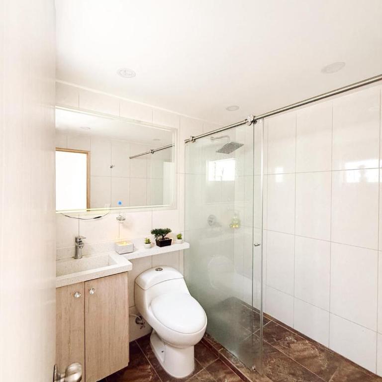 Apartamento amplio para grupos, a pasos del Estadio Atanasio - Laureles - Three-Bedroom Apartment - 79