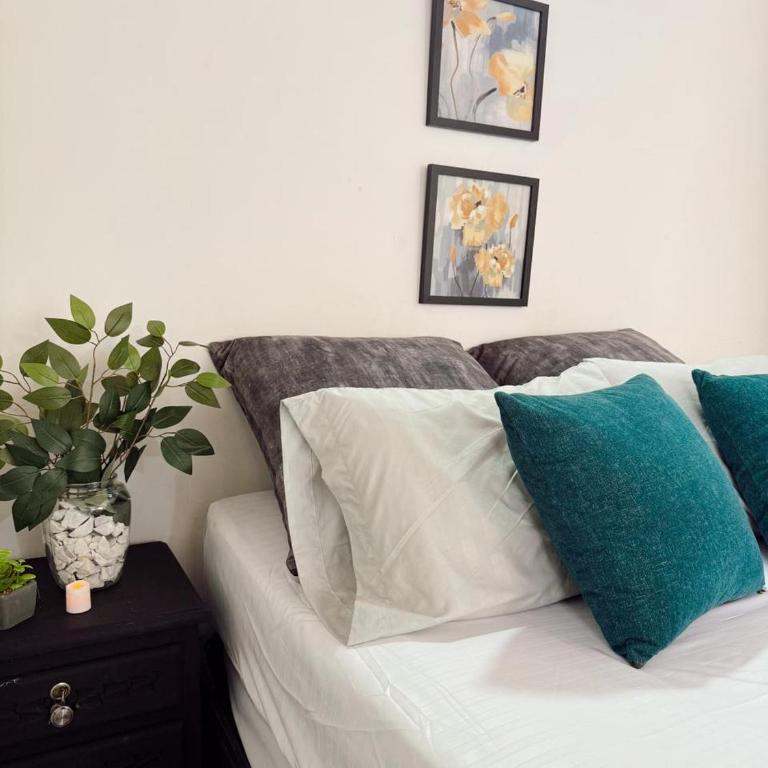 Apartamento amplio para grupos, a pasos del Estadio Atanasio - Laureles - Three-Bedroom Apartment - 80