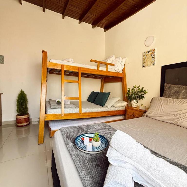 Apartamento amplio para grupos, a pasos del Estadio Atanasio - Laureles - Three-Bedroom Apartment - 81