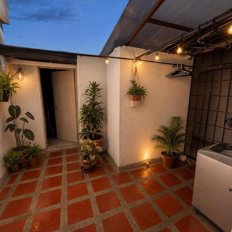 Apartamento amplio para grupos, a pasos del Estadio Atanasio - Laureles - Three-Bedroom Apartment - 84