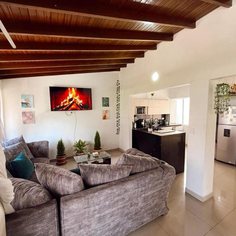 Apartamento amplio para grupos, a pasos del Estadio Atanasio - Laureles - Three-Bedroom Apartment - 85