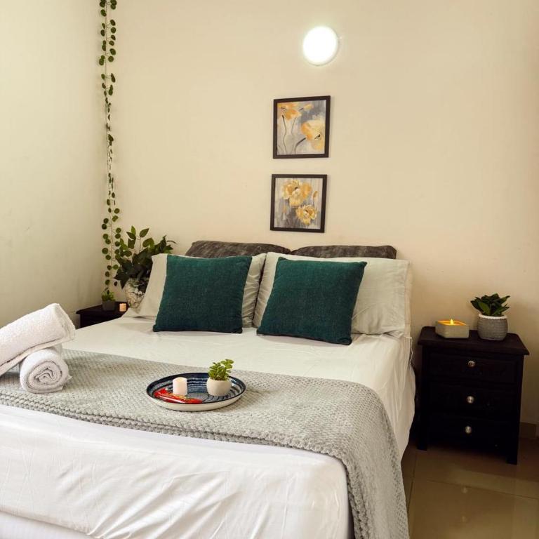 Apartamento amplio para grupos, a pasos del Estadio Atanasio - Laureles - Three-Bedroom Apartment - 86