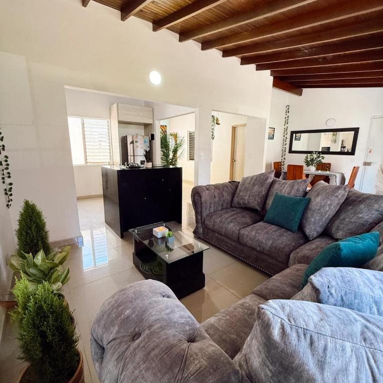 Apartamento amplio para grupos, a pasos del Estadio Atanasio - Laureles - Three-Bedroom Apartment - 94