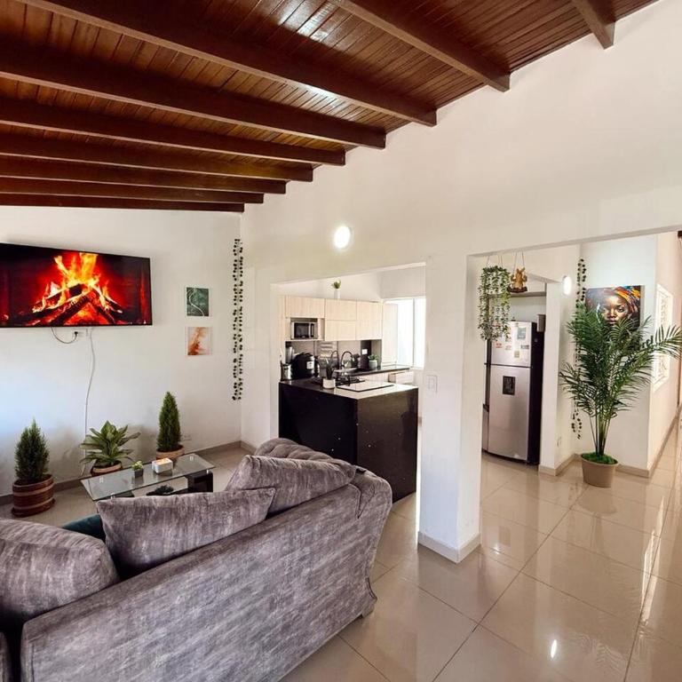 Apartamento amplio para grupos, a pasos del Estadio Atanasio - Laureles - Three-Bedroom Apartment - 95