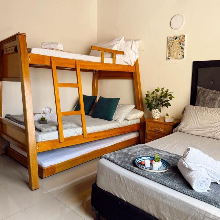 Apartamento amplio para grupos, a pasos del Estadio Atanasio - Laureles - Three-Bedroom Apartment - 99