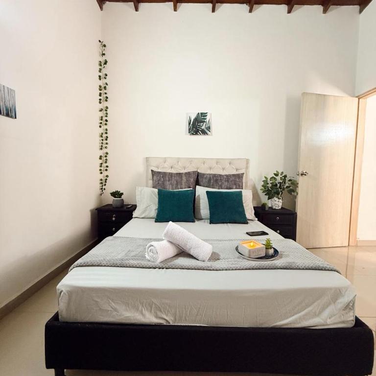 Apartamento amplio para grupos, a pasos del Estadio Atanasio - Laureles - Three-Bedroom Apartment - 100