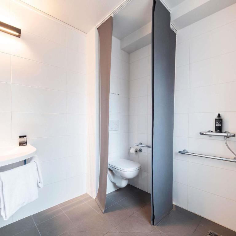 ibis budget Paris Porte de Vincennes - Chambre pour Personnes à Mobilité Réduite avec Lit Queen-Size Adapté - 3