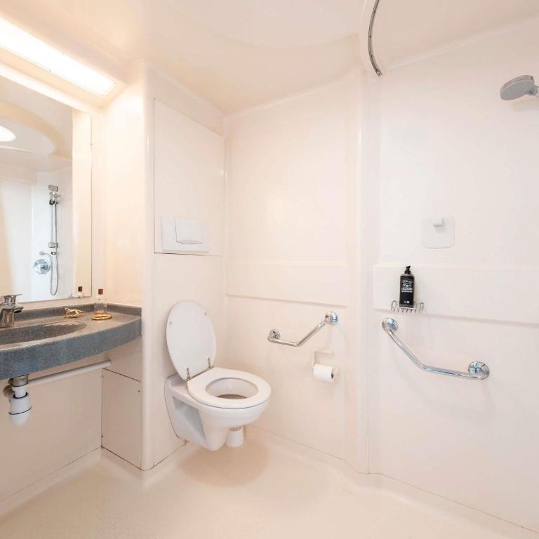 ibis budget Paris Porte de Vincennes - Chambre Lit King-Size pour Personnes à Mobilité Réduite - 5