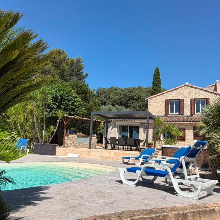 Villa de standing avec piscine à débordement, jacuzzi et jardin à 5 min du centre de Nîmes - Villa con 3 Camere da Letto - 54