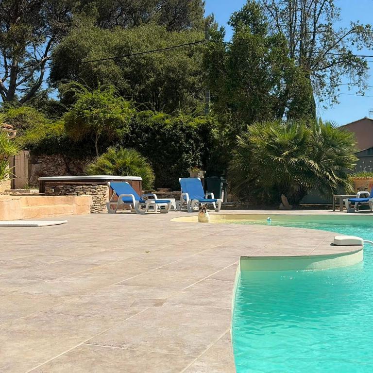 Villa de standing avec piscine à débordement, jacuzzi et jardin à 5 min du centre de Nîmes - Villa con 3 Camere da Letto - 55