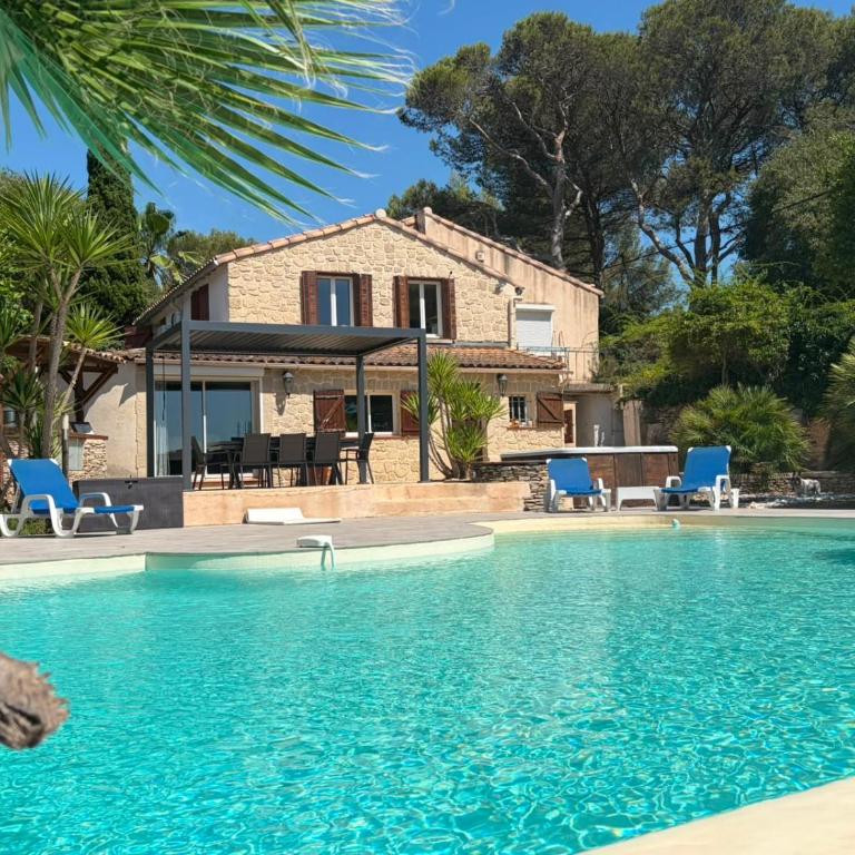 Villa de standing avec piscine à débordement, jacuzzi et jardin à 5 min du centre de Nîmes - Villa con 3 Camere da Letto - 60