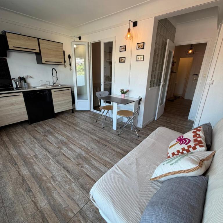 Promenade Terrace Beach Tram 1 min away - One-Bedroom Apartment - 1