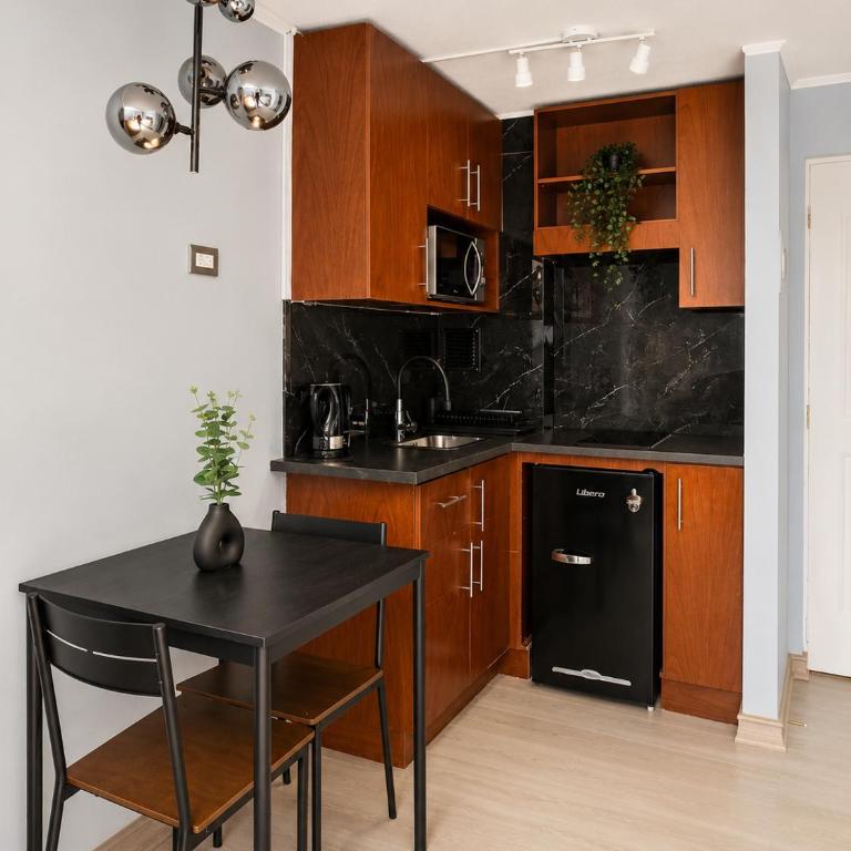 King Bed + Parking | Barrio Italia - One-Bedroom Apartment - 5