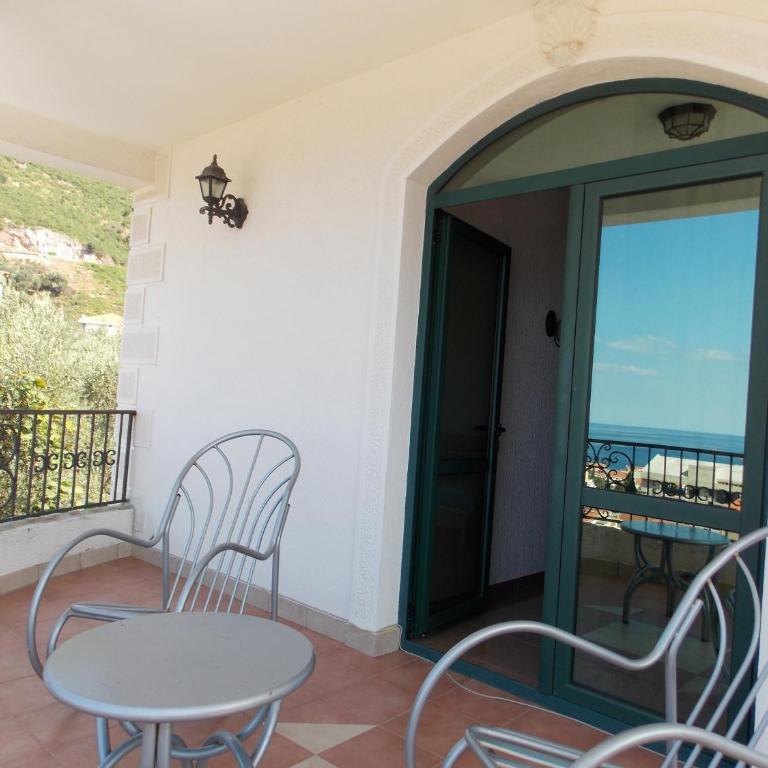 Villa Petrovac Guesthouse Rooms - Deluxe Triple Room with Sea View - 10