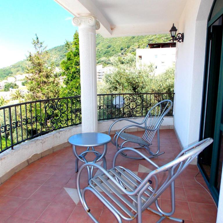 Villa Petrovac Guesthouse Rooms - Deluxe Triple Room with Sea View - 14