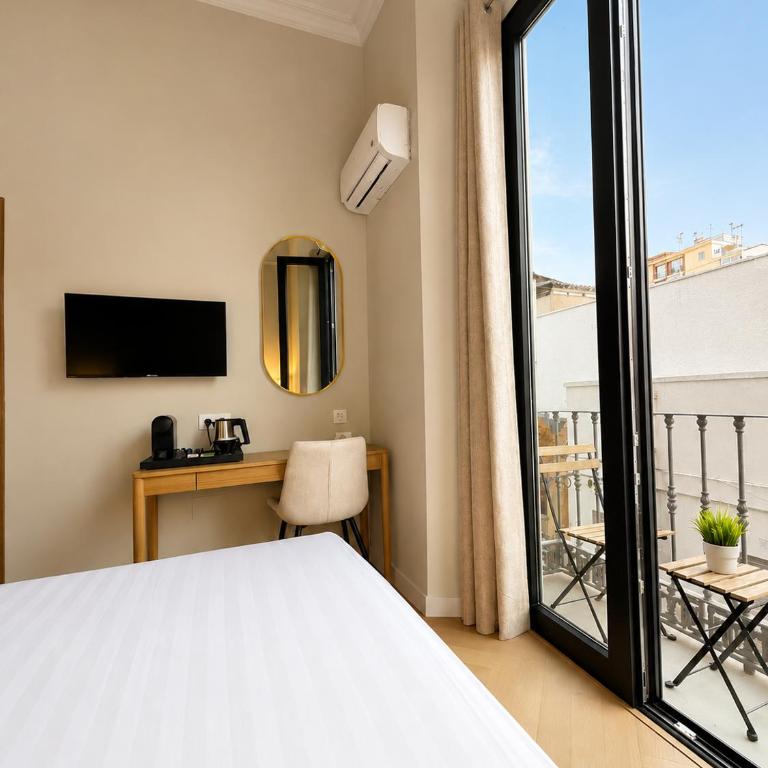 Malaga Rooms - Habitación Doble Deluxe con balcón - 1