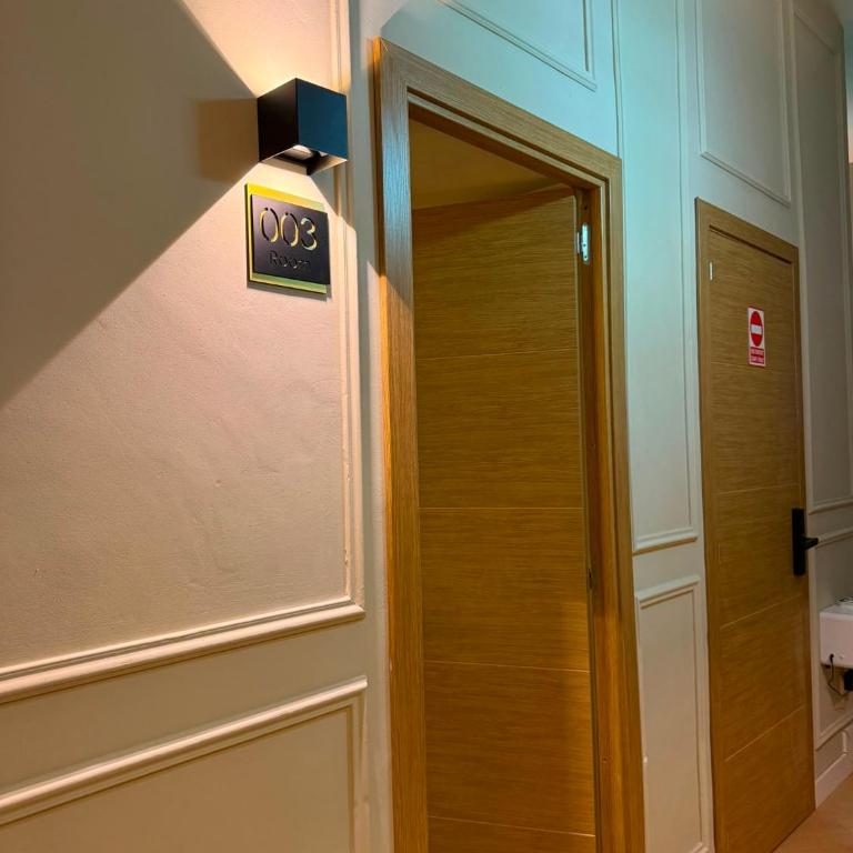 Malaga Rooms - Habitación Doble Deluxe con balcón - 9