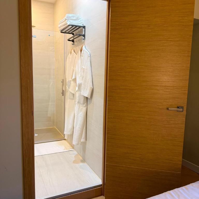 Malaga Rooms - Habitación Doble Deluxe con balcón - 5