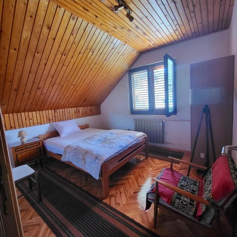 Kozorog Durmitor - Standardna Dvokrevetna Soba sa Bračnim Krevetom i Zajedničkim Kupatilom - 2