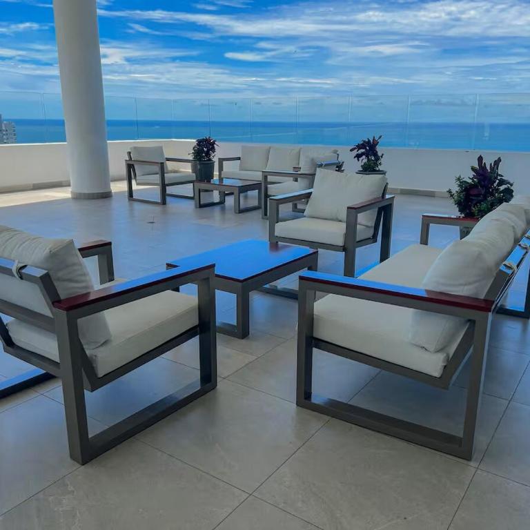 Modern condo Cabrero - Pool, Beach and Walled City - Two-Bedroom Apartment - 16