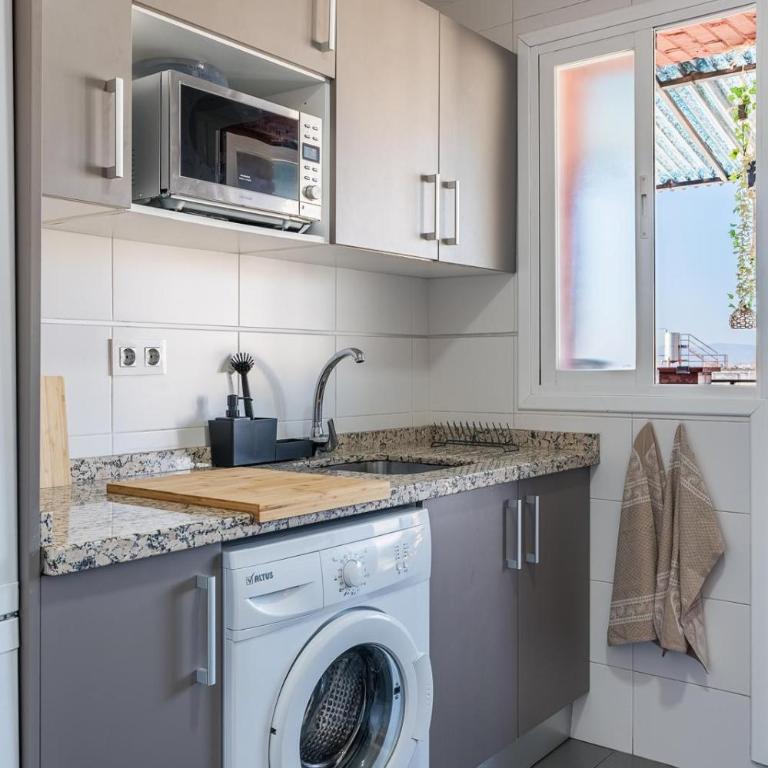 Precioso ático a los pies del Albaycin - Three-Bedroom Apartment - 14